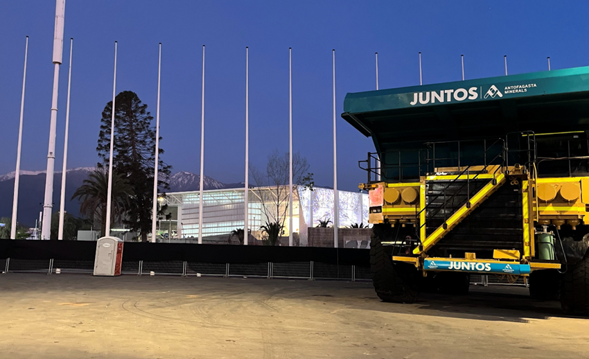  Camión minero de 220 toneladas recibirá a los asistentes al Estadio Nacional durante Santiago 2023