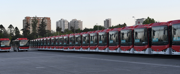  Primeros 100 buses 100% eléctricos cumplen su quinto aniversario revolucionando la movilidad en Santiago