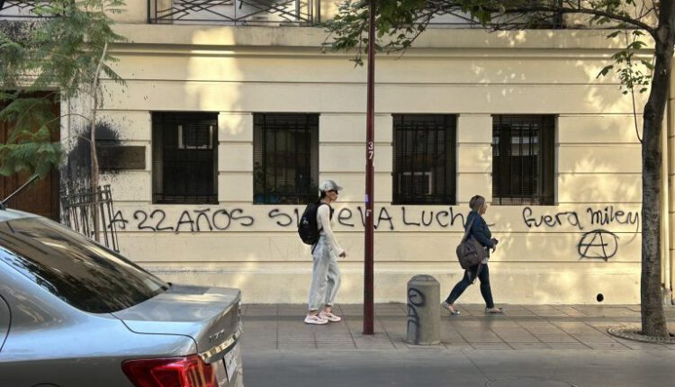  Lanzan pintura y volantes contra Milei en embajada argentina en Santiago