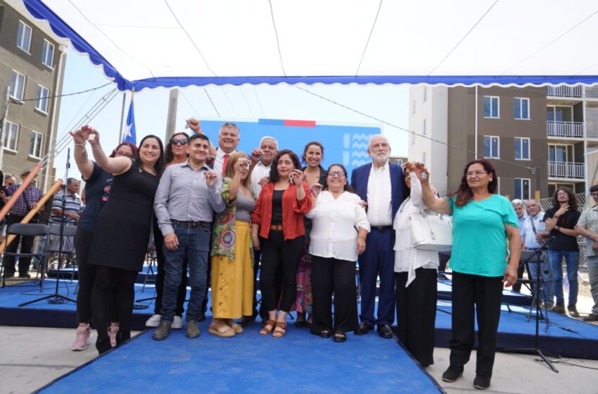  Ministro Montes entrega nuevas viviendas a 600 familias de Limache