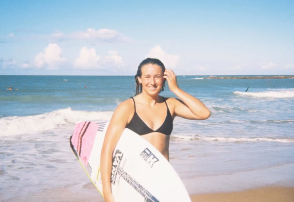Surfista chilena Estela López Cross lista para competir en el WQS 2026 en Brasil