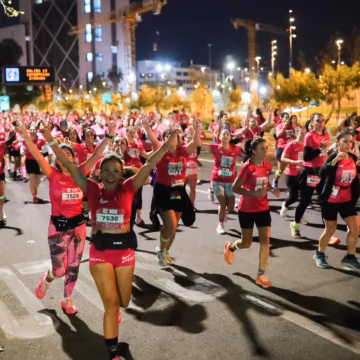 Histórico: más de 5 mil mujeres corrieron en la tercera versión de Women’s Night Out y tiñeron de fucsia las calles de Providencia