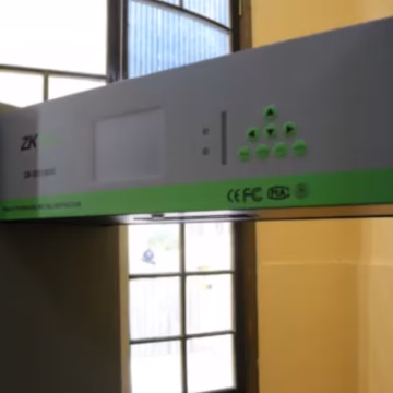 Municipalidad de Temuco analiza instalar tercer pórtico detector en establecimiento educacional de la comuna
