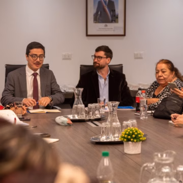 Director nacional de Junaeb se reúne con manipuladoras de alimentos y confirma continuidad del Programa de Alimentación Escolar