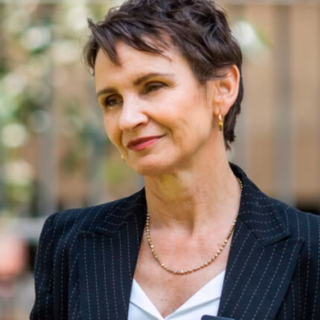 Carolina Tohá advierte sobre los peligros de la «obstinación ideológica» y llama a no repetir errores políticos
