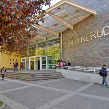 Decretan internación provisoria para dos adolescentes por amenazas y porte de armas en liceo de Temuco