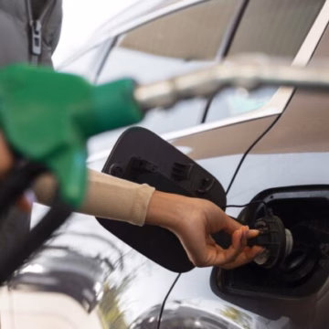 ¿Por qué la bencina sube rápido y baja lento? El modelo de precios que genera críticas en Chile