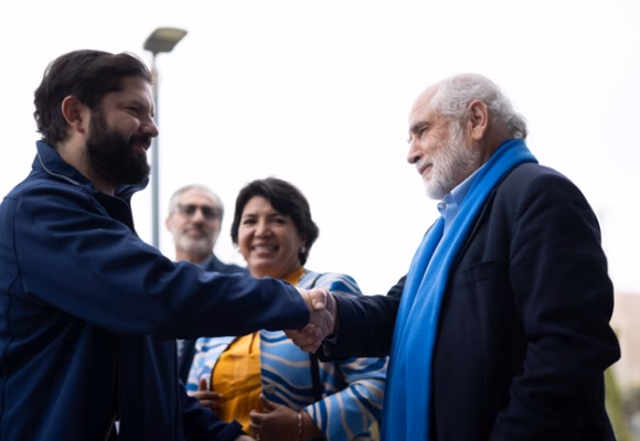Contraloría detecta sobreprecios y fallas normativas en Plan de Emergencia Habitacional de Boric