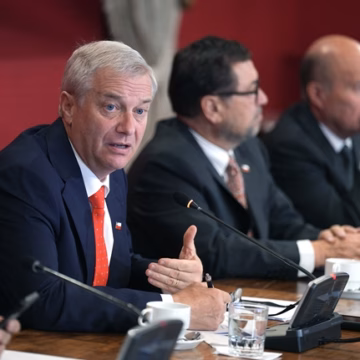 Funcionarios de Contraloría llegan a La Moneda para fiscalizar gastos del cambio de mando de Kast
