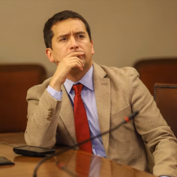 Diputado Cristian Araya celebra avance de proyecto que sanciona a cuidadores ilegales de autos: “Vamos a recuperar los espacios públicos”