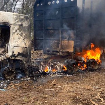 Sujetos armados queman dos camiones en atentado en fundo de Victoria