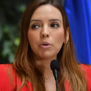 Demanda por $18 millones complica a la senadora Camila Flores por propaganda electoral impaga