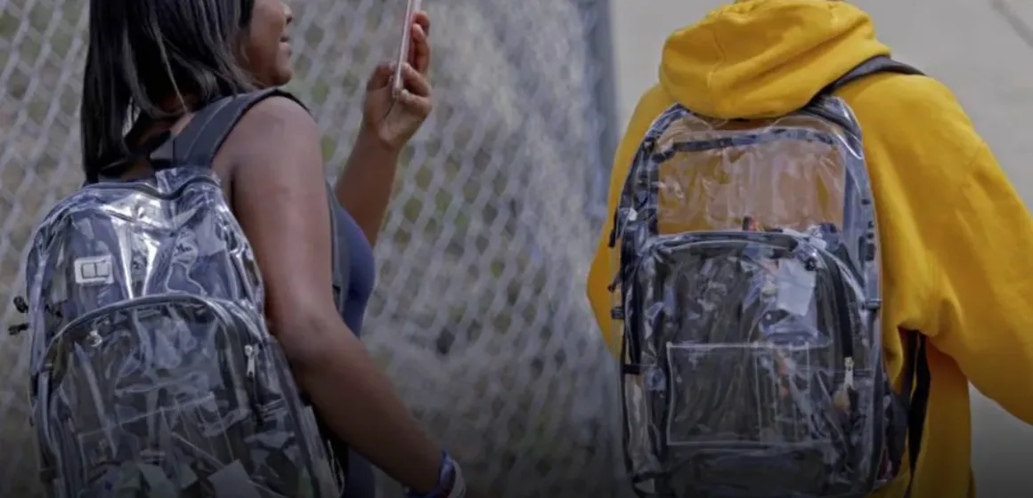 imagen_2026-06-17_121137207 ¿Mochilas transparentes y detectores de metales? La polémica propuesta que busca reforzar la seguridad en los colegios de Chile