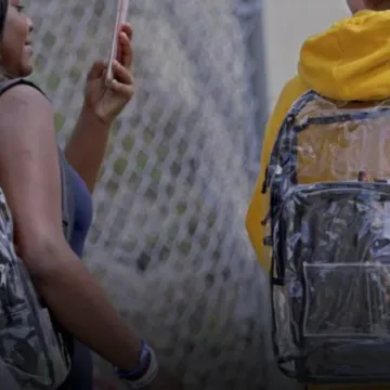 ¿Mochilas transparentes y detectores de metales? La polémica propuesta que busca reforzar la seguridad en los colegios de Chile
