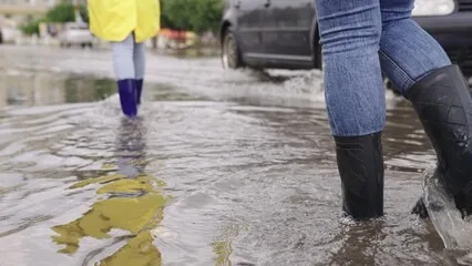 Inundaciones Retiro de barro y escombros tras el temporal: experto entrega recomendaciones para evitar lesiones y accidentes