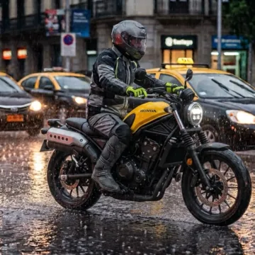 Pavimento mojado: Cinco recomendaciones para conducir una motocicleta de forma segura bajo la lluvia
