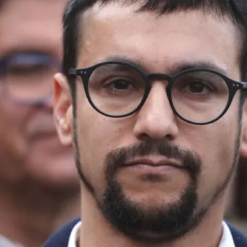 Alcalde de Peñalolén denuncia amenazas de muerte tras eliminar murales de la Garra Blanca