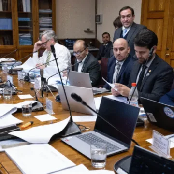 Oposición abandona Comisión de Medio Ambiente del Senado durante debate de la «Megarreforma» y advierte con acudir al Tribunal Constitucional