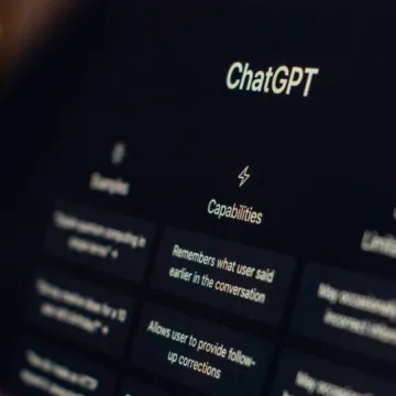 Estudio revela sesgos en modelos de inteligencia artificial: IA predice peor las opiniones de mujeres y adultos mayores en Chile