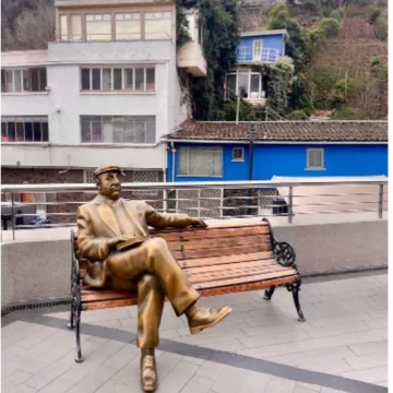 UNA comida, una foto con Neruda y un tour nocturno por la chascona: El nuevo panorama de bellavista