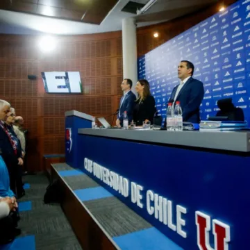 Universidad de Chile acusa “graves y reiterados incumplimientos” de Azul Azul y evalúa poner fin al uso de su nombre y símbolos