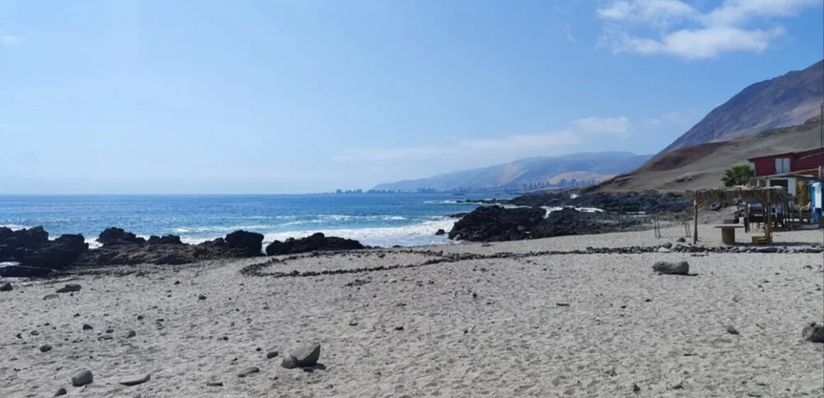 Corte ordena retirar bloques de hormigón con los que cerraron el acceso a conocida playa de Iquique