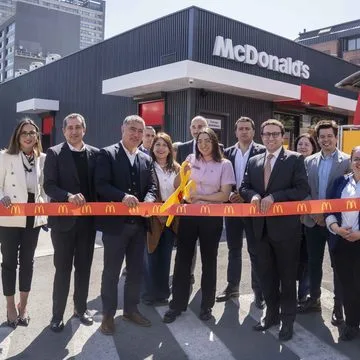 Irauguracion Restaurante Rosas-05 .jpg Santiago inaugura su primer restaurante construido íntegramente en madera