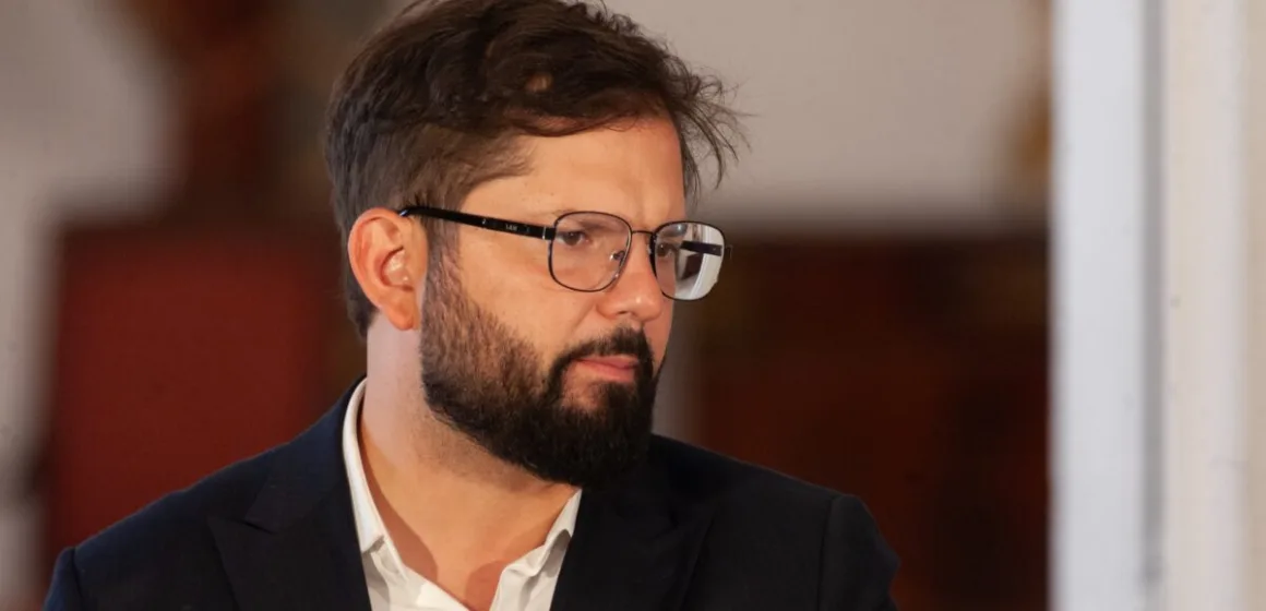 Boric recuerda a Camilo Escalona apoyando firmemente a su gobierno “cuando hubiese sido más fácil tomar palco”