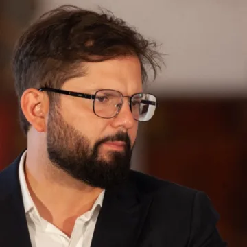 Boric recuerda a Camilo Escalona apoyando firmemente a su gobierno “cuando hubiese sido más fácil tomar palco”