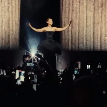 Céline Dion vuelve a cantar tras seis años y hace llorar a París con su esperado regreso