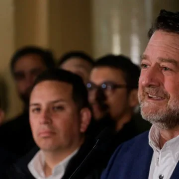 El rearme político de Claudio Orrego tras sobrevivir en el Tricel: vuelve a tejer redes y se reconcilia con Sichel