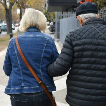 1.849 adultos mayores se declararon en quiebra en Chile en la última década: las deudas que los están llevando a la insolvencia