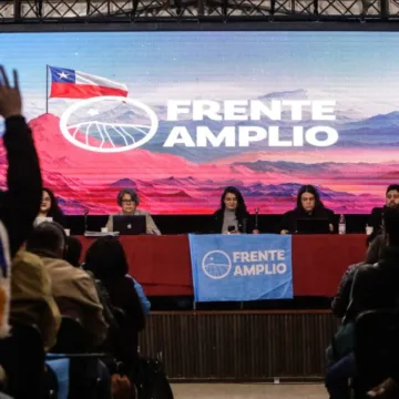 “Nuestra crítica histórica a la puerta giratoria se presta para que seamos juzgados”: exautoridades de Boric tensionan al Frente Amplio