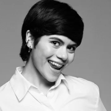 De “La Ola” a la dirección teatral: Daniela López estrena “Las voces de mi madre”