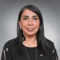 Ex ministra Karla Rubilar endurece críticas al Gobierno por “Yo Elijo Mi PC” y cuestiona el cierre de un programa clave para enfrentar la brecha digital