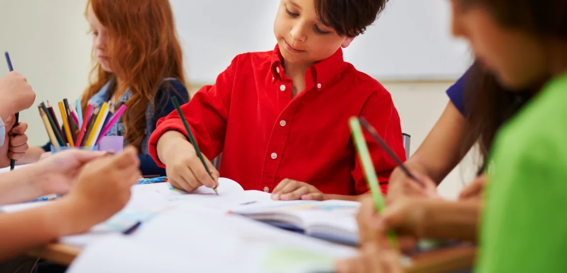 Estudio UDD atribuye a la educación de los padres gran parte de la caída de la segregación escolar en Chile