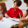 Estudio UDD atribuye a la educación de los padres gran parte de la caída de la segregación escolar en Chile
