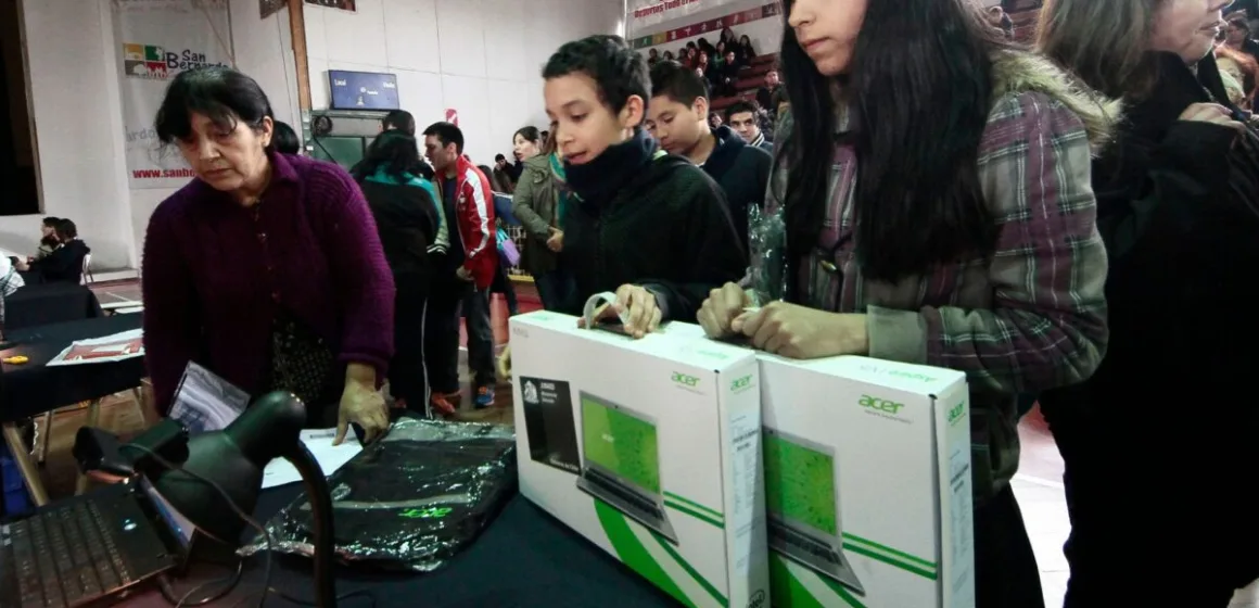 Diputados republicanos defienden fin de “Yo elijo mi PC” mientras Peñalolén anuncia computadores