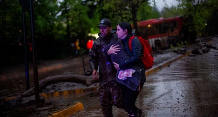 Gobierno decreta zona de catástrofe en Las Condes: suspenden clases y restringen el tránsito
