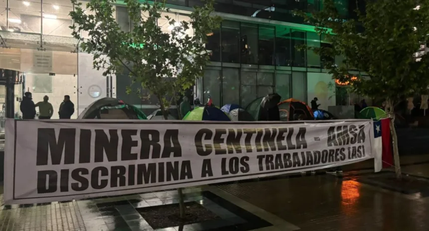 Trabajadores de Minera Centinela instalan campamento en Las Condes y anuncian huelga de hambre