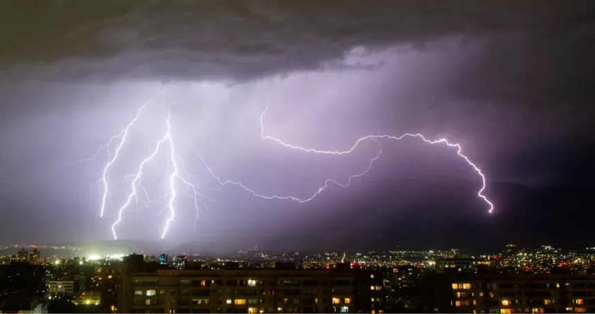 Meteorología mantiene aviso por tormentas eléctricas en 10 regiones de Chile para este miércoles