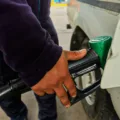 Petróleo supera los US$ 109 y anticipan nueva alza de las bencinas en Chile