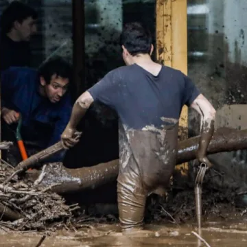 Sistema frontal: siete regiones bajo aviso por tormentas eléctricas y riesgo de aluviones